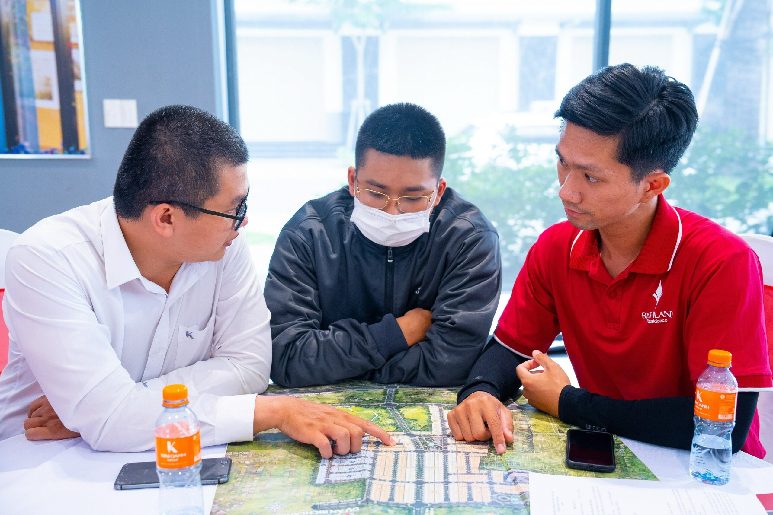 Đông đảo khách hàng ở thực lẫn nhà đầu tư đăng ký tham quan, tư vấn dự án Richland Residence vào các dịp cuối tuần