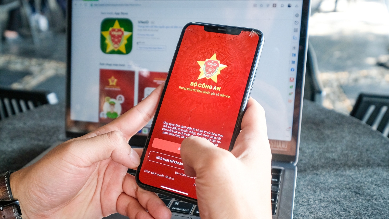 Cài đặt ứng dụng VNeID để tra cứu thông tin về sổ hộ khẩu điện tử