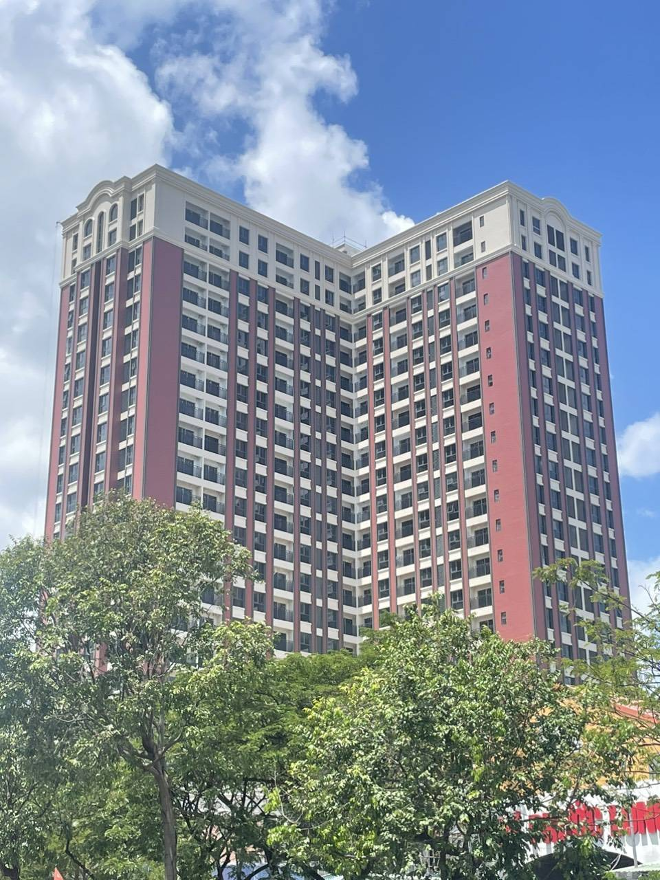 Thực tế công trình thi công Viva Plaza đã hoàn thiện mặt ngoài, sẽ bắt đầu bàn giao trong quý 3.