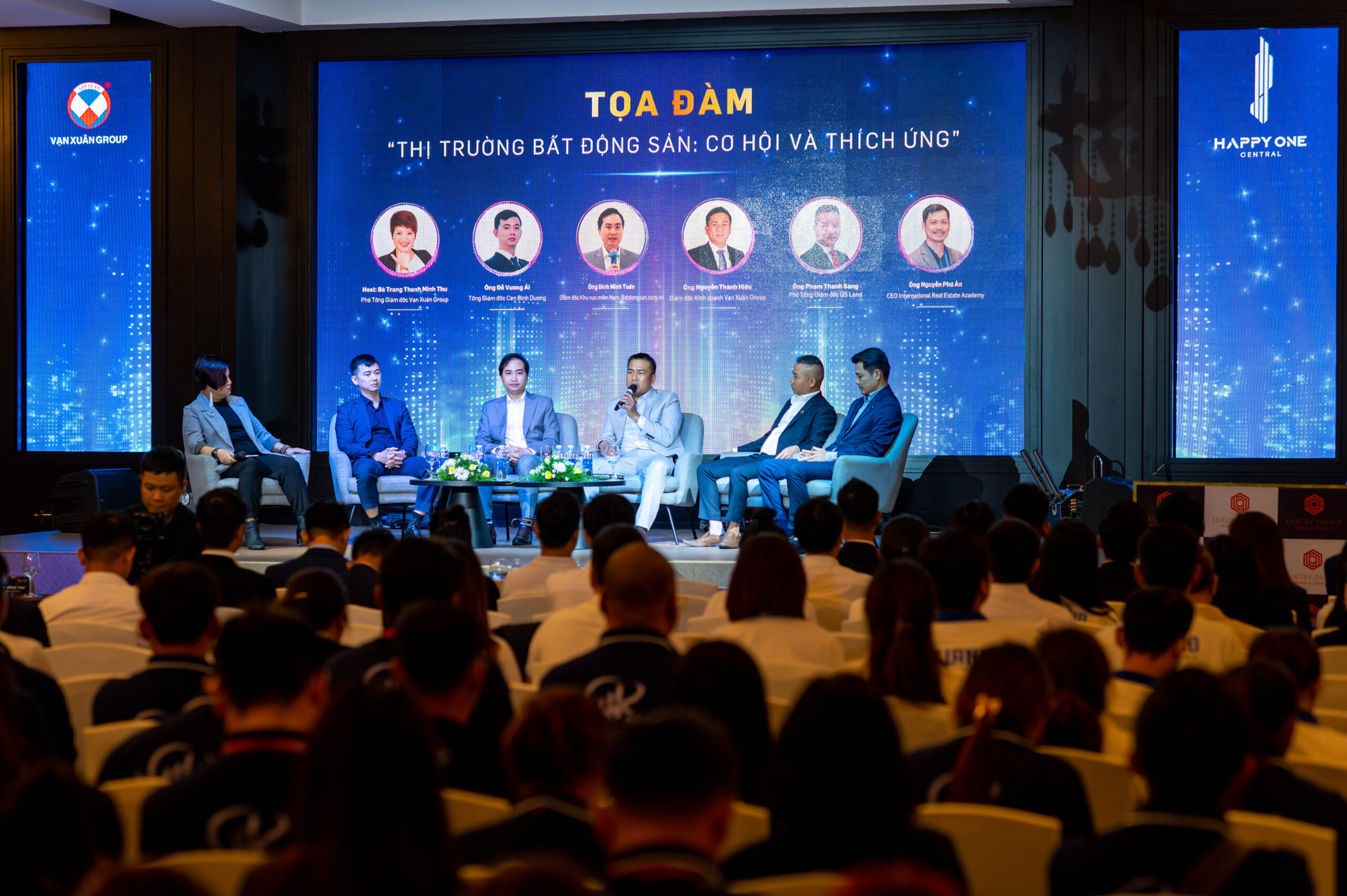 
Tọa đ&agrave;m &ldquo;Thị trường bất động sản: cơ hội v&agrave; th&iacute;ch ứng&rdquo; với sự tham gia của 06 diễn giả d&agrave;y dạn kinh nghiệm.