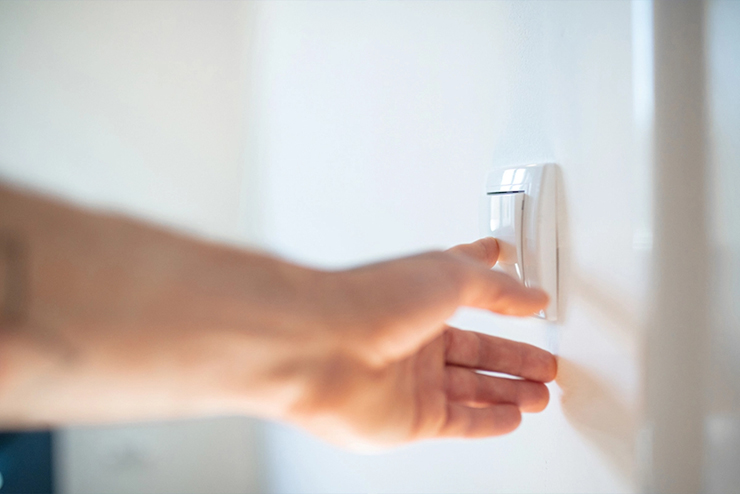 Tắt thiết bị điện khi kh&ocirc;ng sử dụng để tiết kiệm tiền điện khi ở trọ