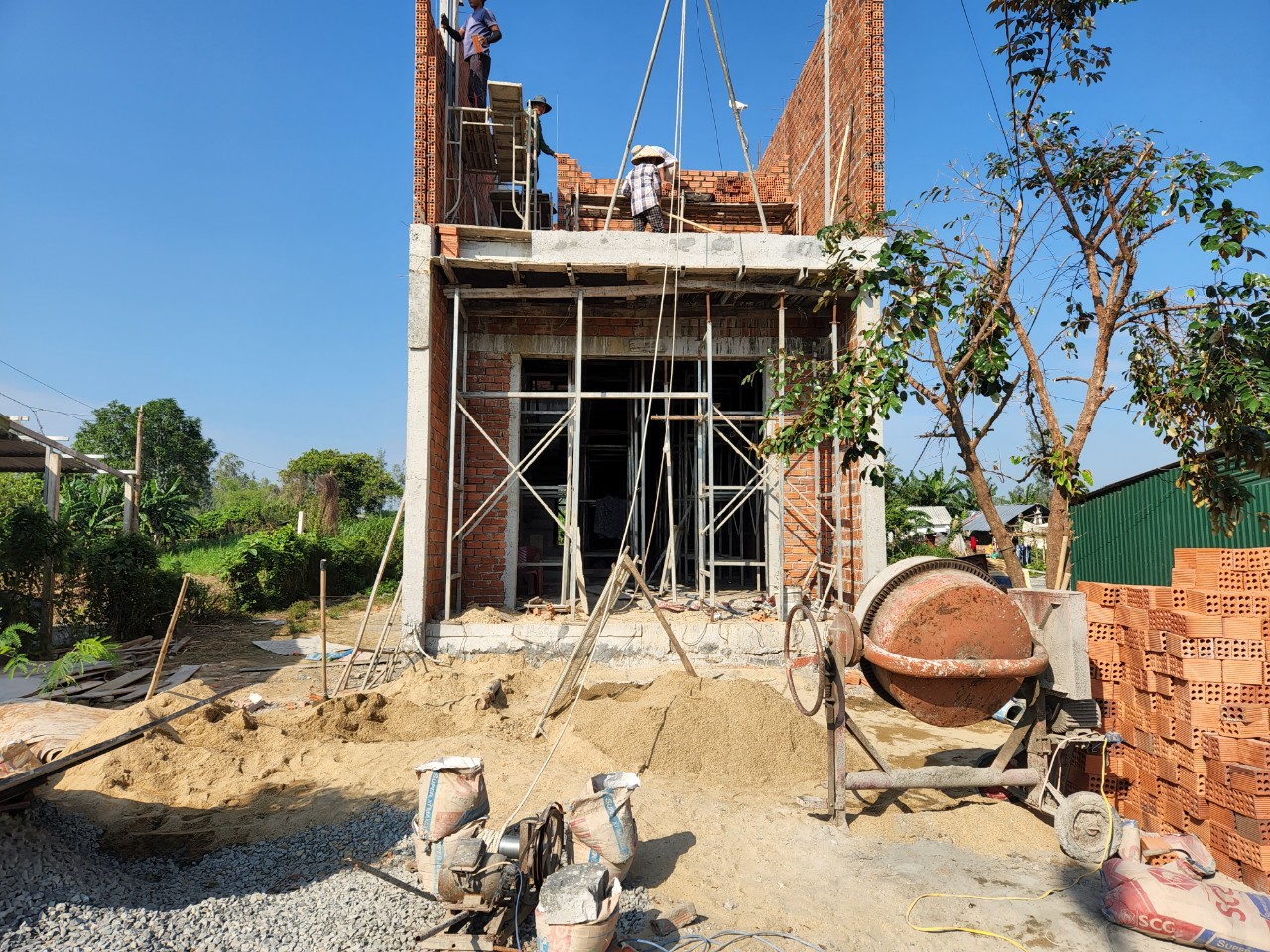 Nh&agrave; ở cần c&oacute; giấy ph&eacute;p x&acirc;y dựng để đảm bảo những y&ecirc;u cầu về kết cấu, kỹ thuật v&agrave; bảo vệ m&ocirc;i trường cũng như c&ocirc;ng tr&igrave;nh l&acirc;n cận