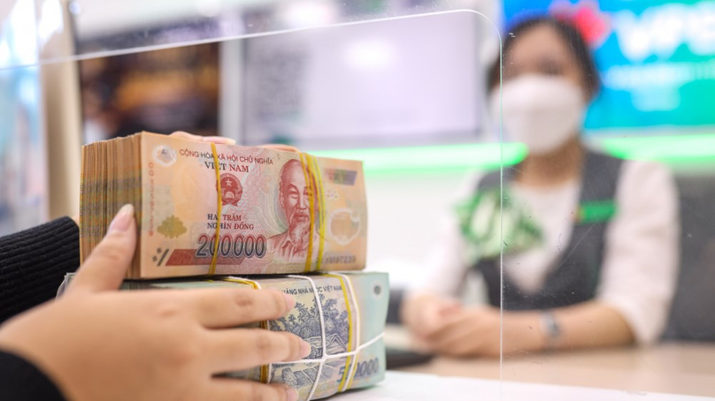 Khách hàng gửi tiền tại ngân hàng Vietcombank