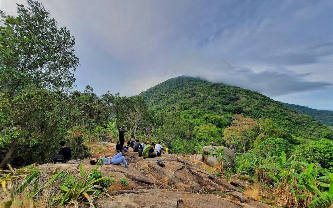 Ngọn núi cao gần 1000m, cách TP.HCM chỉ hơn 100km: Trên đỉnh có công trình kỷ lục, cảnh quan hiếm có