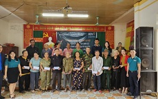 Tạp chí Năng lượng Mới phối hợp cùng BIDV tặng 200 suất quà cho người dmitom bong da truc tiep huyện Anh Sơn (Nghệ An)