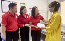 Chủ tịch Hội Chữ thập đỏ Việt Nam thăm hỏi nạn mitom bong da truc tiep vụ cháy nhà trọ tại Trung Kính