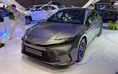 Toyota Camry 2025 tại Việt Nam có cả máy xăng và hybrid, giá bán tăng nhẹ