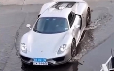 Video: Đại gia rón rén cho Porsche 918 Spyder "bò qua" vũng nước đọng