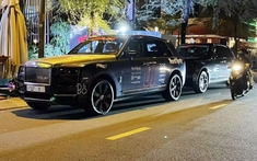 Cặp đôi Rolls-Royce Cullinan tham dự Gumball 3000 dạo phố Tp.HCM: Ở hẳn khách sạn 6 sao để đỗ xe riêng