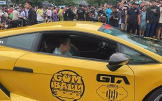 Rapper Binz xuất hiện chớp nhoáng tại Gumball 3000 2024 trên siêu xe Lamborghini Gallardo