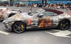 Chi tiết 2 siêu xe mui trần Ferrari Roma Spider đặc biệt ở Gumball 3000 2024: 1 xe do hot girl cầm lái