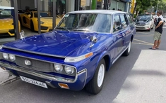 Xế độc lạ Toyota Crown Custom 1971 của "Qua" Vũ khiến nhiều người ngoại quốc trầm trồ