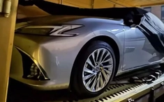 Sedan hạng sang Lexus ES 2025 rò rỉ ảnh "nóng" với hệ thống đèn mới, thêm màn hình lớn hơn