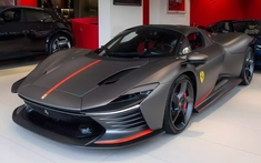 Tay đua F1 Carlos Sainz Jr nhận bàn giao siêu phẩm Ferrari Daytona SP3