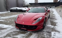 Siêu xe mui trần Ferrari 812 GTS tạm biệt xứ lạnh để chuẩn bị về Việt Nam?