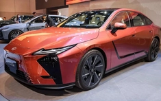 Sedan hạng sang Lexus ES 2025 chính thức trình làng với màn hình cỡ lớn và phiên bản thuần điện