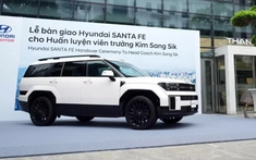 Hyundai Santa Fe trị giá hơn 1,3 tỷ đồng được bàn giao cho HLV bóng đá Kim Sang-sik