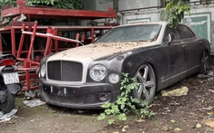 Xe siêu sang Bentley Mulsanne hàng chục tỷ đồng bị bỏ rơi tại 1 sân bóng ở Hà Nội
