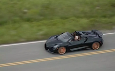 Jay Leno sau tay lái Bugatti Mistral có giá 5 triệu đô la: Không chiều chuộng bất kỳ ai