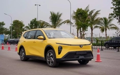 Bàn giao lô xe Limo Green 7 đầu tiên đến tay khách hàng