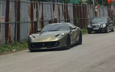 Siêu xe Ferrari 812 GTS màu lạ âm thầm về Việt Nam
