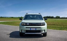 Cận cảnh Fiat Grande Panda 2025 với việc trang bị thêm động cơ xăng, bên cạnh máy hybrid và điện