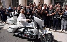 Giáo hoàng Lêô XIV được tặng xe mô tô BMW R18 nhưng sẽ không điều khiển nó qua Vatican