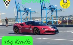 Tay đua lập kỷ lục tốc độ trên tàu sân bay cùng siêu xe Ferrari gần 1.000 mã lực