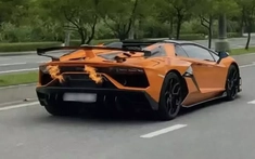 Lamborghini Aventador SVJ Roadster tăng tốc trên đường phố khiến ống xả "phun lửa"