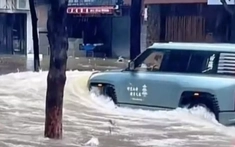 BYD Yangwang U8 lội nước trên đường ngập tạo sóng lớn, làm vỡ kính cửa hàng, biến dạng cửa cuốn