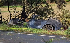 "Hai đứa trẻ tử vong trong vụ cháy xe Tesla vì không mở được cửa"