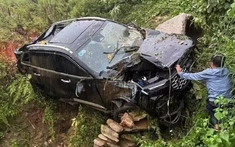 Video quay khoảnh khắc chiếc Ford Territory bị hất văng xuống vực vì sạt lở đất tại Sa Pa