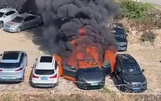 Xe điện mới chạy 1.000 km của Trung Quốc bốc cháy khi đang đỗ, lan sang 7 ô tô khác