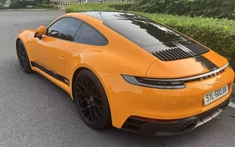 Porsche 911 Carrera GTS màu lạ xuất hiện tại "thiên đường siêu xe" ở TP.HCM