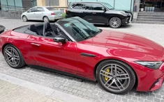 Cận cảnh Mercedes-AMG SL43 màu đỏ hàng hiếm, xe mui trần rớt giá nhất tại Việt Nam