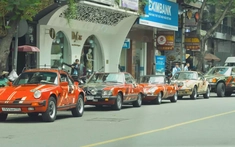 Dàn xe cổ cực chiến của các dân chơi đến từ Nga xuất hiện tại TP.HCM: Jaguar E-Type quá độc đáo