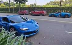 Cặp đôi siêu xe mui trần Ferrari 296 GTS tông xuyệt tông màu xanh dạo phố cùng nhau