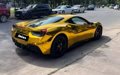 Ông chủ cửa hàng bạc ở TP.HCM "mạ vàng" cho siêu xe Ferrari 488 GTB