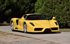Ferrari Enzo từng của nhà sưu tập xe quá cố Phil Bachman được bán với giá kinh điển 16,5 triệu USD