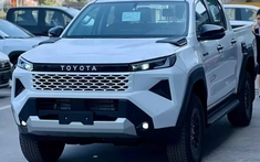 Ngắm hình ảnh "bằng xương, bằng thịt" của Toyota Hilux thế hệ mới tại đại lý Việt trước giờ ra mắt