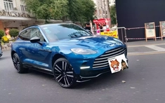 Aston Martin DBX 707 mang màu lạ của doanh nhân ở TP.HCM