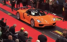 "Qua" Vũ sẽ rất vui khi biết chiếc Porsche 918 Spyder này mới được bán hơn 6 triệu USD