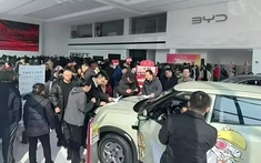 Khách hàng đổ xô đến đại lý BYD để trải nghiệm công nghệ sạc nhanh như đổ xăng mới