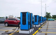 V-Green lắp đặt 99 siêu trạm sạc, phục vụ cùng lúc 100 ô tô điện với thời gian sạc chỉ từ 15 phút
