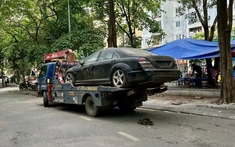 Lý do khiến chiếc Mercedes-AMG S63 đỗ trên vỉa hè Hà Nội suốt 10 năm bị cẩu đi