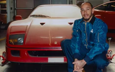 Tay đua Lewis Hamilton tậu chiếc Ferrari mơ ước từ bé sau khi bán toàn bộ bộ sưu tập siêu xe