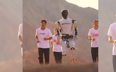 Trung Quốc lại khiến cả thế giới phải ngỡ ngàng khi cho robot hình người Star1 chạy đua qua sa mạc Gobi