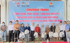 Đoàn Y , Bác sĩ thiện nguyện Thành phố Hồ Chí Minh khám bệnh, cấp thuốc miễn phí, tặng quà cho bà con xã Tân Phong