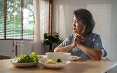 57 tuổi, lương hưu 10 triệu đồng/tháng, đi làm bảo mẫu để có tiền gửi cho con trai: Phát hiện con dâu cho bố mẹ ruột 21 triệu/tháng, tôi nghỉ việc, về quê dưỡng già!