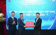 Đoàn công tác Ban Tuyên giáo Trung ương chúc mừng Ngày 20/11 tại trường Cao đẳng Lý Thái Tổ, thành phố Từ Sơn, tỉnh Bắc Ninh